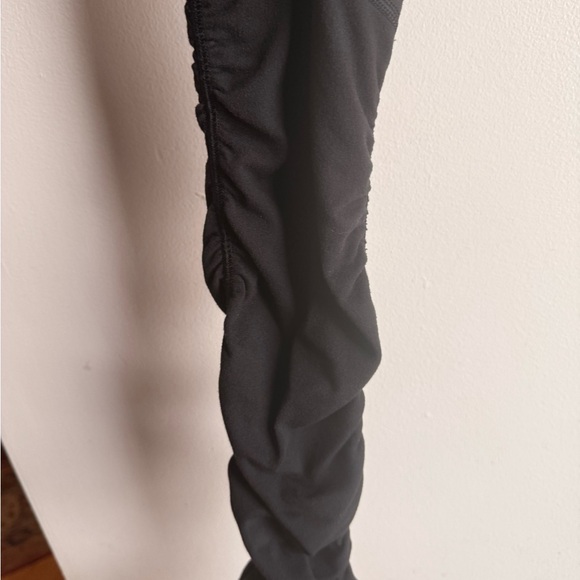 Black Lululemon Roche Leggings - Picture 5 of 6